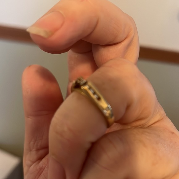 14 kt gold diamond promise ring. 7 diamonds - Picture 3 of 5